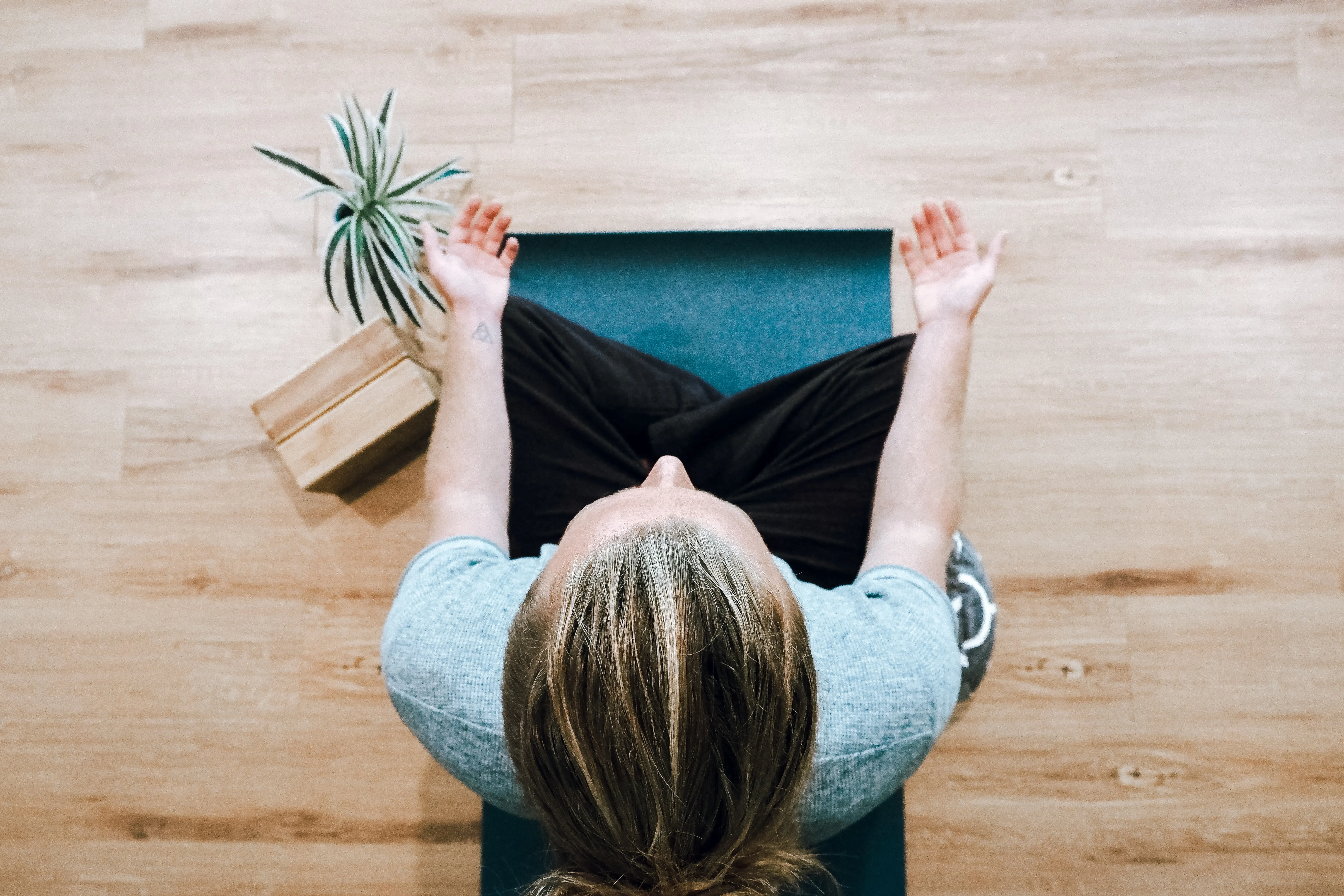 Personne en train de faire de la méditation, calme, zen.